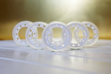 Yapışkan bant dağıtıcı üzerinde beyaz ve altın arka plan için. Ofis işleri için öğeleri.