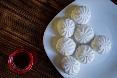 Hatmi zephyr bir tabak doğal ahşap zemin çam kurulların yatıyor. Yakınlarda kakao camdır. 