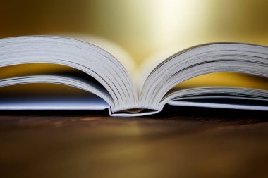 Altın arka plan açık kitap. Yakın çekim