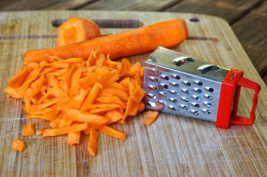 Ahşap yüzeyde rendelenmiş havuç. Olağandışı gizem ve optik illüzyon. 