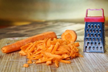 Rendelenmiş havuç mutfakta yatıyor, bir Vintage ahşap kesme tahtası üzerinde. Olağandışı gizem ve optik illüzyon. 