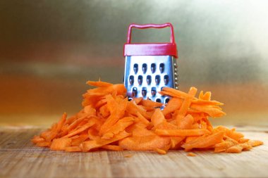 Uyuşmazlığı: büyük bir havuç yanında küçük bir rende. Mutfak masasında kesme tahtası. Olağandışı gizem ve optik illüzyon.