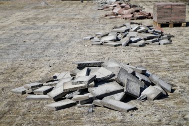 Rekonstrüksiyonda bir şehir caddesinden sökülüp eski kaldırım levhalar. 