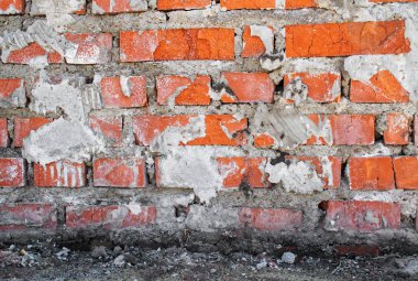 Tuğla duvar ve son yüzyılın ortasında inşa eski bir evin temeli. Arka plan.
