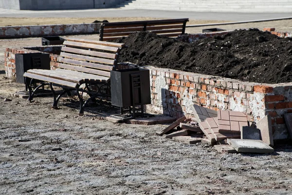 Gamla beläggnings plattor, demonteras från spåren av torget under reparationen. Återuppbyggnad. — Stockfoto