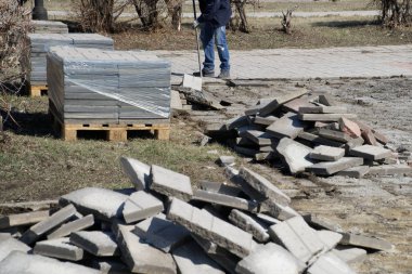 Şehir parkında aşınmış asfalt levhalar