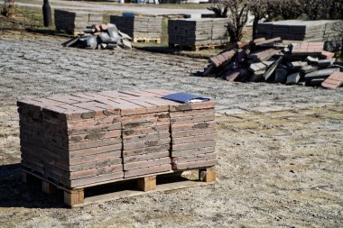 Şehir caddesinde sökülmesi sırasında kaldırım döşemeler ile paletler.