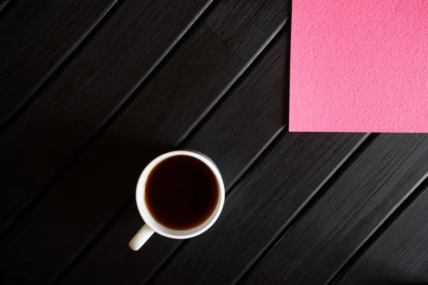 Tasse de thé et serviette rose sur une table en bois noir. Vue depuis ab — Photo
