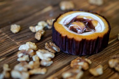 Ahşap bir arka plan üzerinde meyve reçeli ile İtalyan sünger kek. Nearb