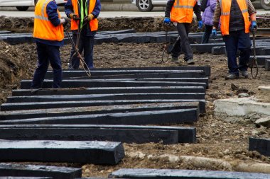 İşçiler tramvay rayları için ahşap yataklı vagonlar kuruyorlar. 