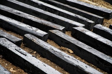 Sökülmüş boyalı siyah ahşap uyuyanlar grou üzerinde yatıyor