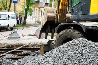 Ekskavatör üzerinde çalışma sırasında uykuda moloz tramvay rayları düşüyor 