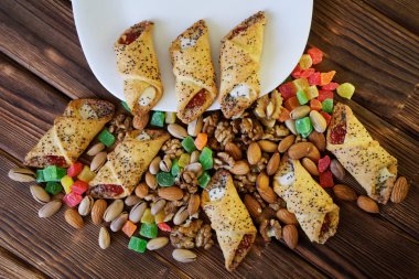 Haşhaş tohumu ve reçel ile ev yapımı kurabiye, şekerlenmiş frui karışımı