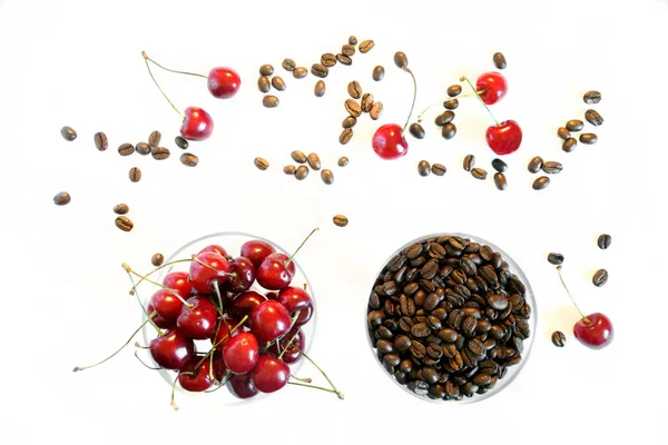 Bebida favorita sabor a fruta. Granos de café Arábica tostado siguiente —  Fotos de Stock