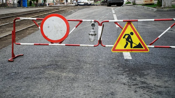 Verkeersborden: verkeer is verboden en bouwwerkzaamheden zijn hangi — Stockfoto