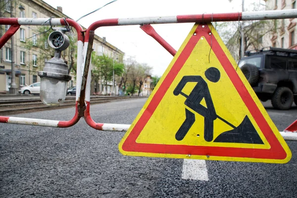 Een verkeersbord waarschuwt voor bouwwerkzaamheden op een stads Str — Stockfoto