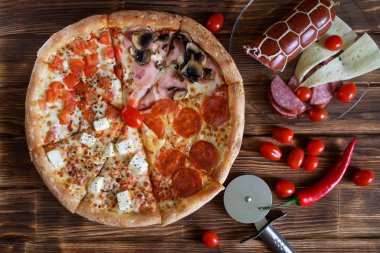 Biberli dört parça pizza, salam, kırmızı biber, jambon,