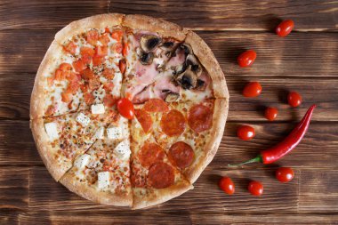 Pepperoni, salam, kırmızı biber pep ile lezzetli dört parça pizza