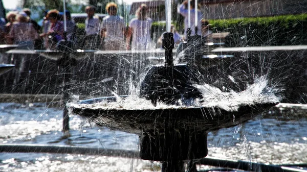在炎热的夏天，城市喷泉的飞溅。长世博 — 图库照片