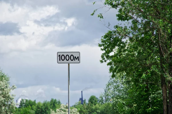 1000m-verkeersbord met aanduiding van de afstand tegen de hemel, de wolk — Stockfoto