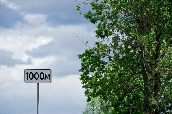 1000m-een verkeersbord dat de afstand aangeeft, tegen de backdro — Stockfoto
