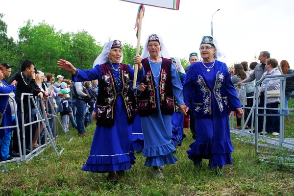 Ρωσία, Μαγκνιτογκόρσκ, Ιούνιος, 15, 2019. Τρεις ηλικιωμένες γυναίκες σε β — Φωτογραφία Αρχείου