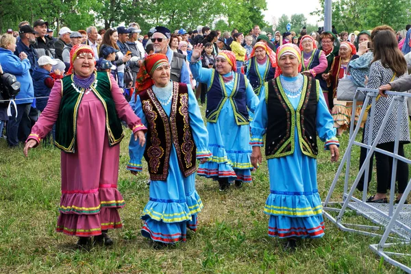 Ρωσία, Μαγκνιτογκόρσκ, Ιούνιος, 15, 2019. Ηλικιωμένες γυναίκες σε πολύχρωμα — Φωτογραφία Αρχείου