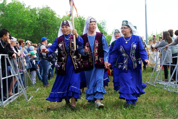Ρωσία, Μαγκνιτογκόρσκ, Ιούνιος, 15, 2019. Ηλικιωμένες γυναίκες σε μπλε - — Φωτογραφία Αρχείου