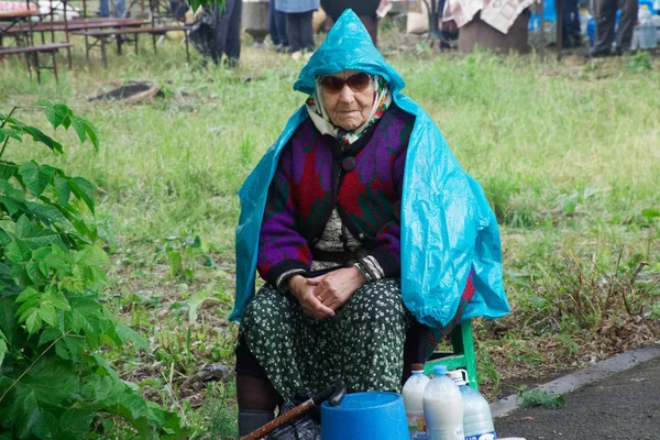 Ryssland, Magnitogorsk,-juni, 15, 2019. En äldre kvinna säljer m — Stockfoto