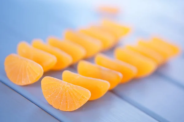 水果果酱的形式，柑橘片躺在一个木制 — 图库照片