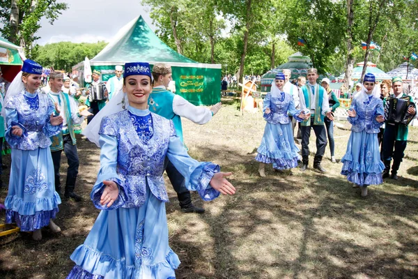 Ρωσία, Μαγκνιτογκόρσκ, Ιούνιος, 15, 2019. Όμορφα κορίτσια χορεύουν σε — Φωτογραφία Αρχείου