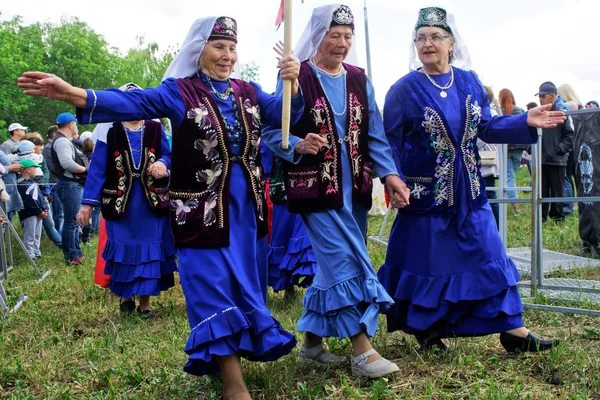 Rusia, Magnitogorsk, - 15 de junio de 2019. Las mujeres mayores en cl brillante —  Fotos de Stock