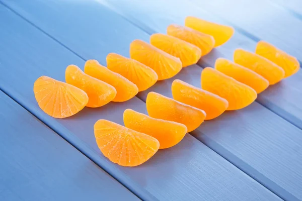 Marmelade de fruits sous forme de lobules de mandarine se trouve sur peint — Photo