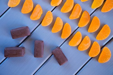 Mandalina dilimleri ve çikolata c şeklinde portakal marmelat