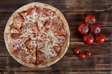 Salam ve peynir çok rustik ev yapımı pizza bir w yatıyor