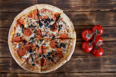 Salam, mantar ve zeytin ile Rustik ev yapımı pizza yatıyor 