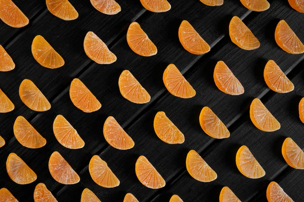 Fruit marmelade-sneetjes Mandarijn ligt op donkere geschilderde planken — Stockfoto