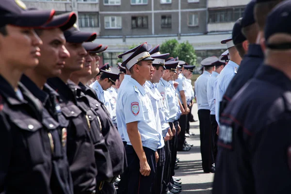 Rusia, Magnitogorsk, - 18 de julio de 2019. La policía se alineó en... —  Fotos de Stock
