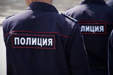 Bir şehir caddesinde devriye sırasında Rus polis memurları. görünüm f