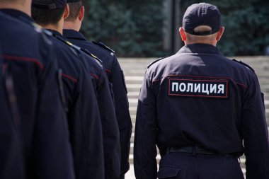 Bir grup Rus polisi toplantıda çalışmaya hazırlanıyor. Vie