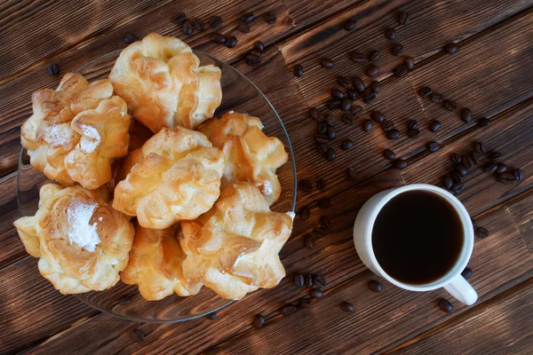 Pastelería llena de natillas y granos de café sobre la mesa de madera —  Fotos de Stock