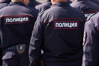 Rus polis memurları kasaba meydanında devriye geziyor. Görünümü 