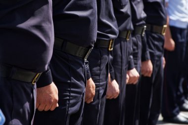 Bir şehirde Rus polis memurları takım rütbe Stree