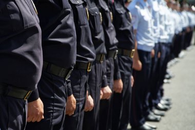Rus polis memurları bir takım bir şehir sokak veya kare üzerinde duruyor