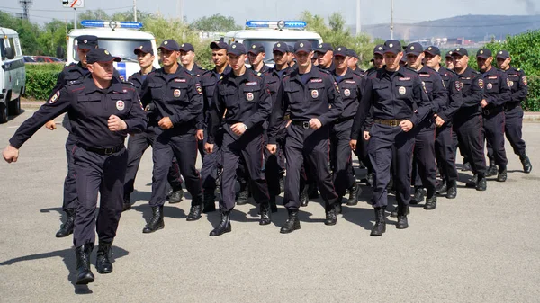 Rusland, Magnitogorsk,-juli, 18, 2019. Een team van Russische Polic — Stockfoto