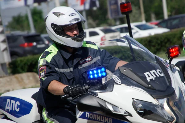 Rusia, Magnitogorsk, - 18 de julio de 2019. Oficial de policía de patrulla en —  Fotos de Stock