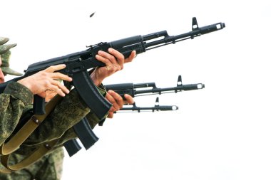 Üç askeri makineli tüfekler bir atış ve aimi için hazırlanıyor