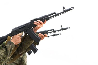 Üç askeri makineli tüfekler nişan ve ateş. Açık arka plan