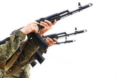 Üç askeri makineli tüfekler silah yeniden ve bir lig ateş