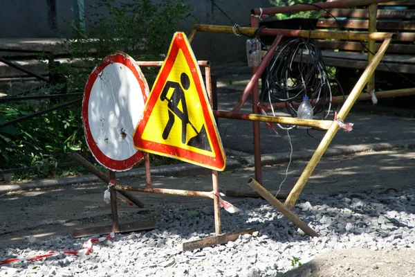 Verkeersborden: verkeer is verboden en bouwwerkzaamheden ADB — Stockfoto